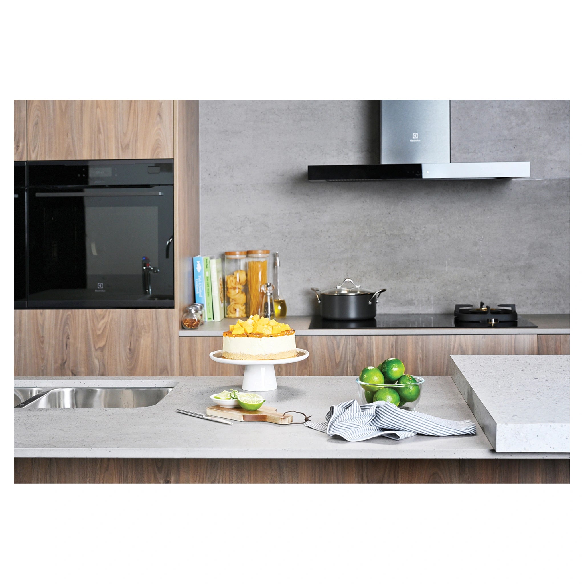 Electrolux 90cm Dark Stainless UltimateTaste 700 Integrated Rangehood ERI935DSE, Lifestyle View 3